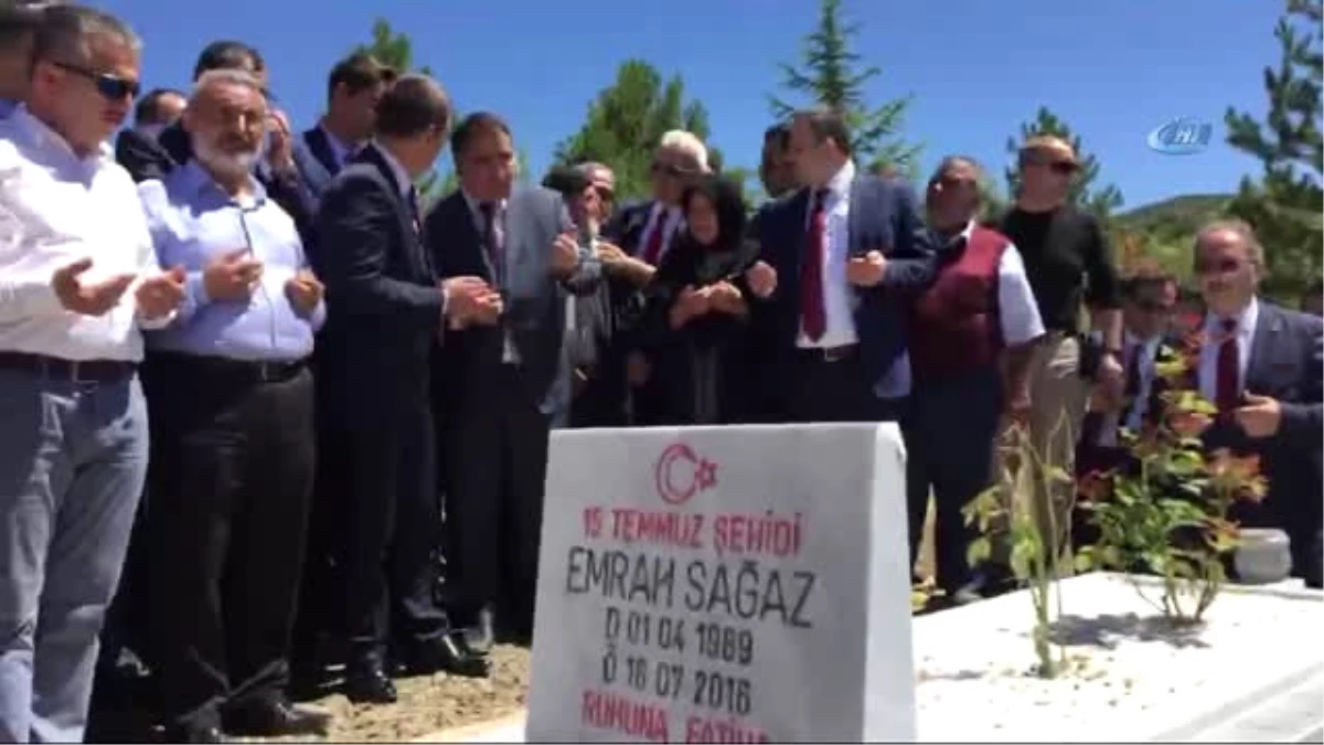 Başbakan Yardımcısı Canikli, 15 Temmuz Şehidi Emrah Sağaz\'ın Mezarını Ziyaret Etti