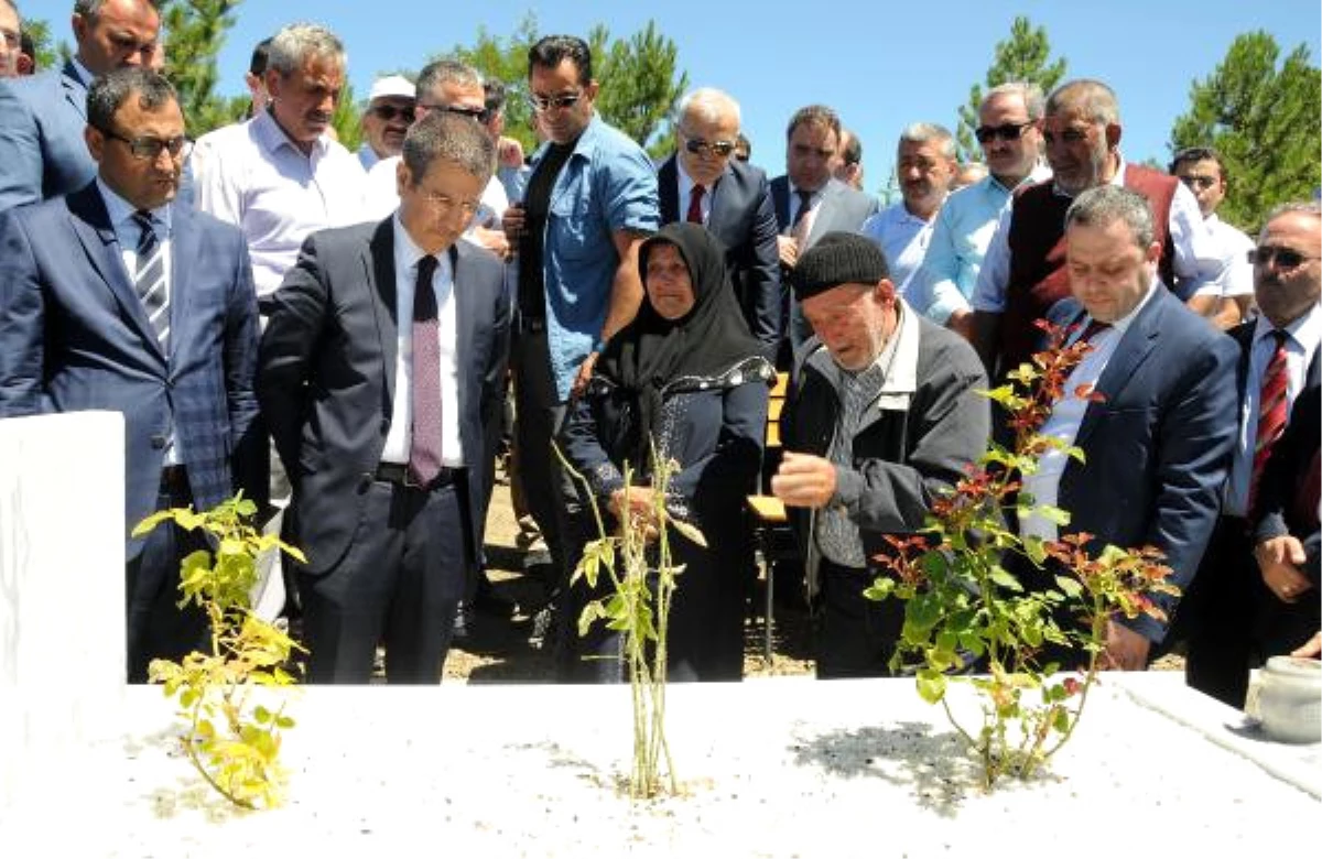 Başbakan Yardımcısı Canikli, 15 Temmuz Şehidi Sağaz\'ın Mezarını Ziyaret Etti