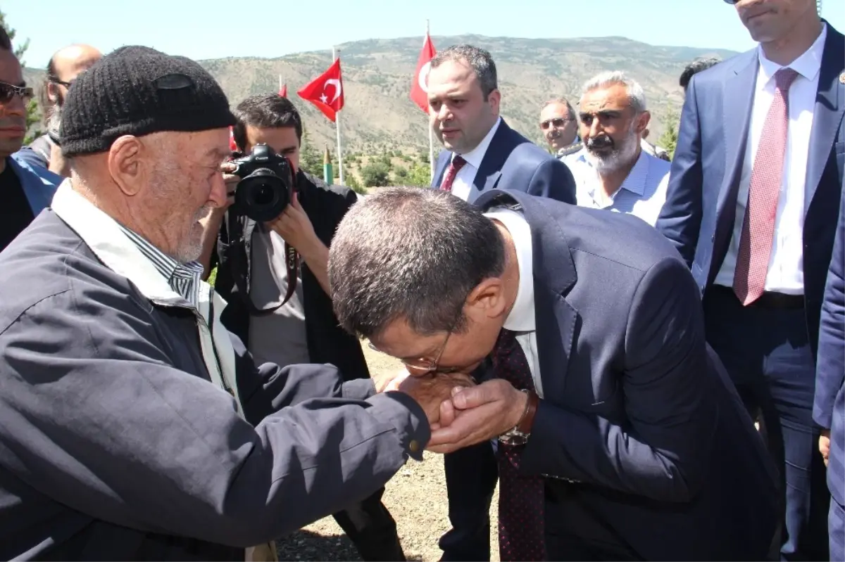 Başbakan Yardımcısı Nurettin Canikli\'den 15 Temmuz Şehidi Emrah Sağaz\'ın Mezarına Ziyaret