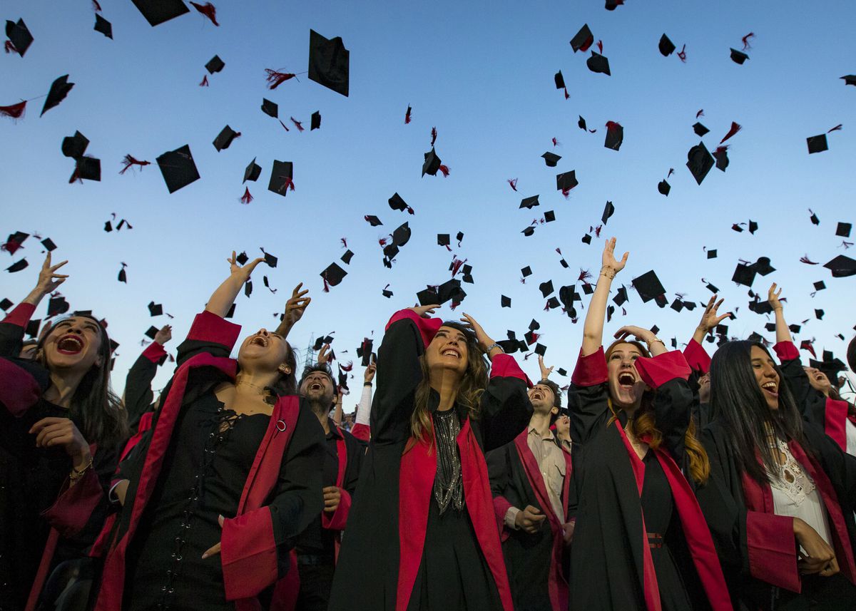 BİLGİ Mezunlarının Diploma Sevinci