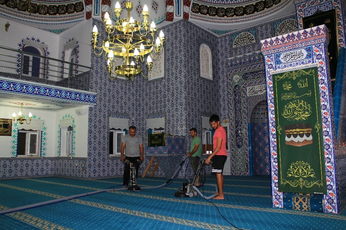 Büyükşehir Belediyesin \'Den Cami Temizliği