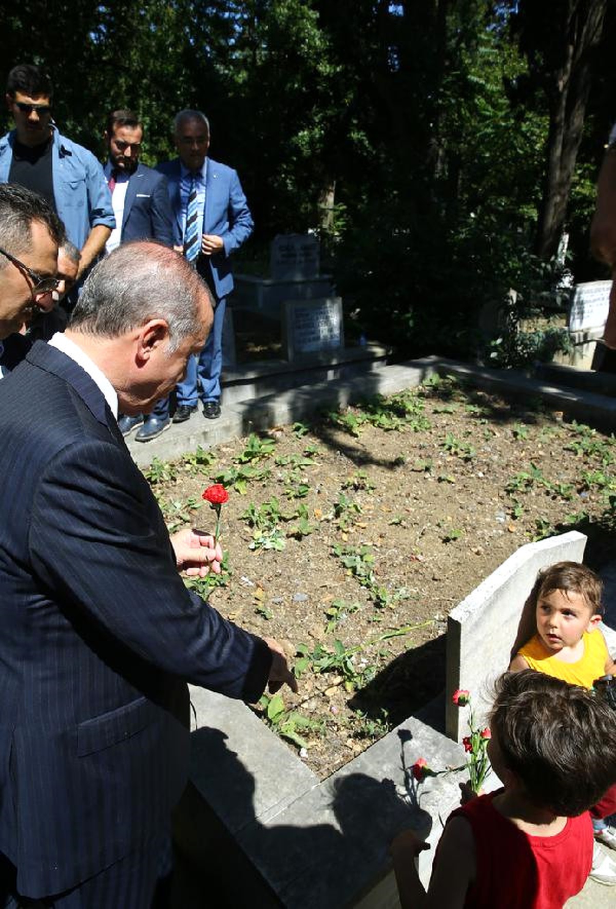 Cumhurbaşkanı Erdoğan, 15 Temmuz Şehitleri Erol Olçak ile Oğlunun Mezarını Ziyaret Etti