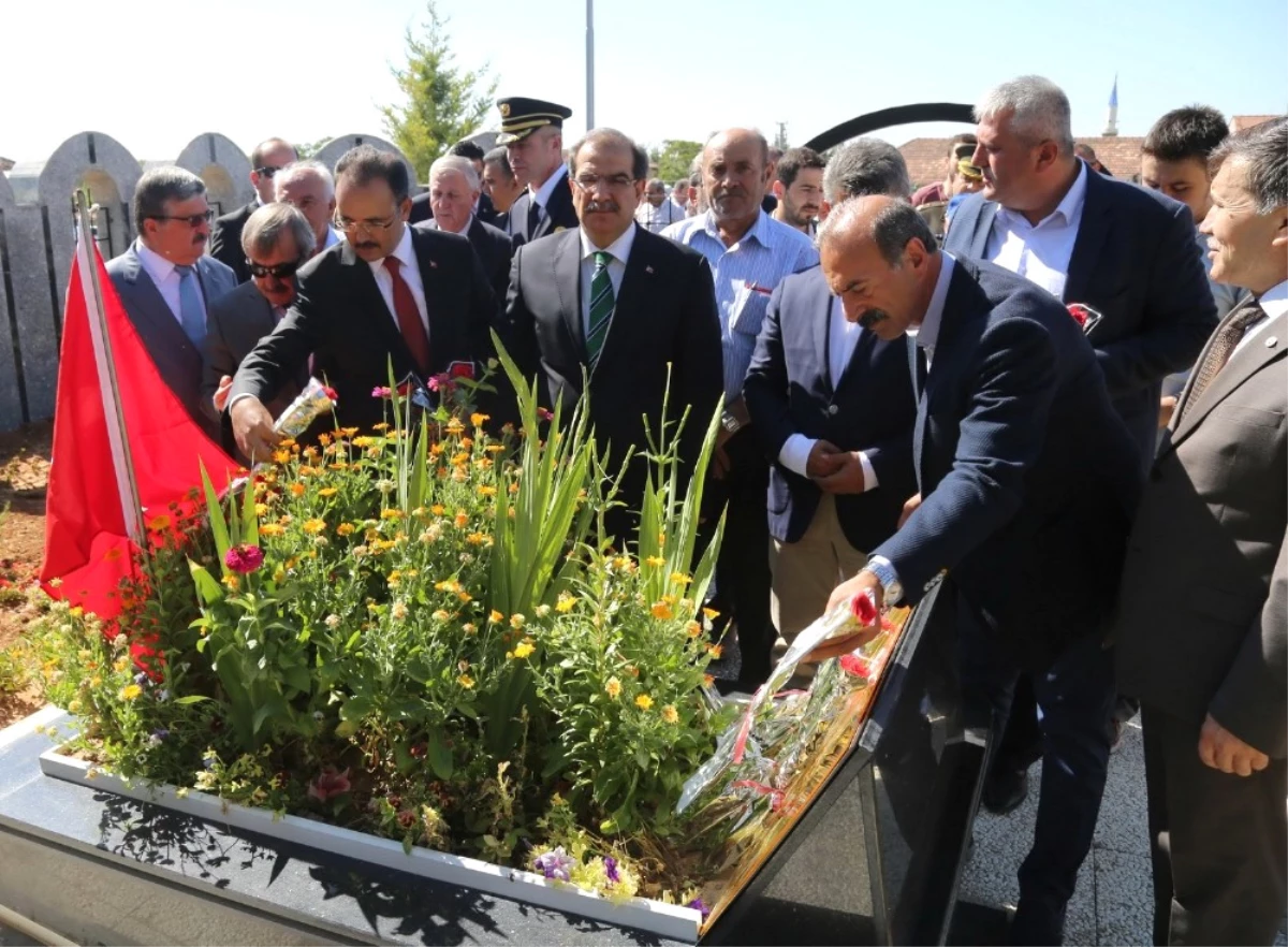 Cumhurbaşkanı Erdoğan\'a Suikast Girişiminde Şehit Olan Polis Mezarı Başında Anıldı