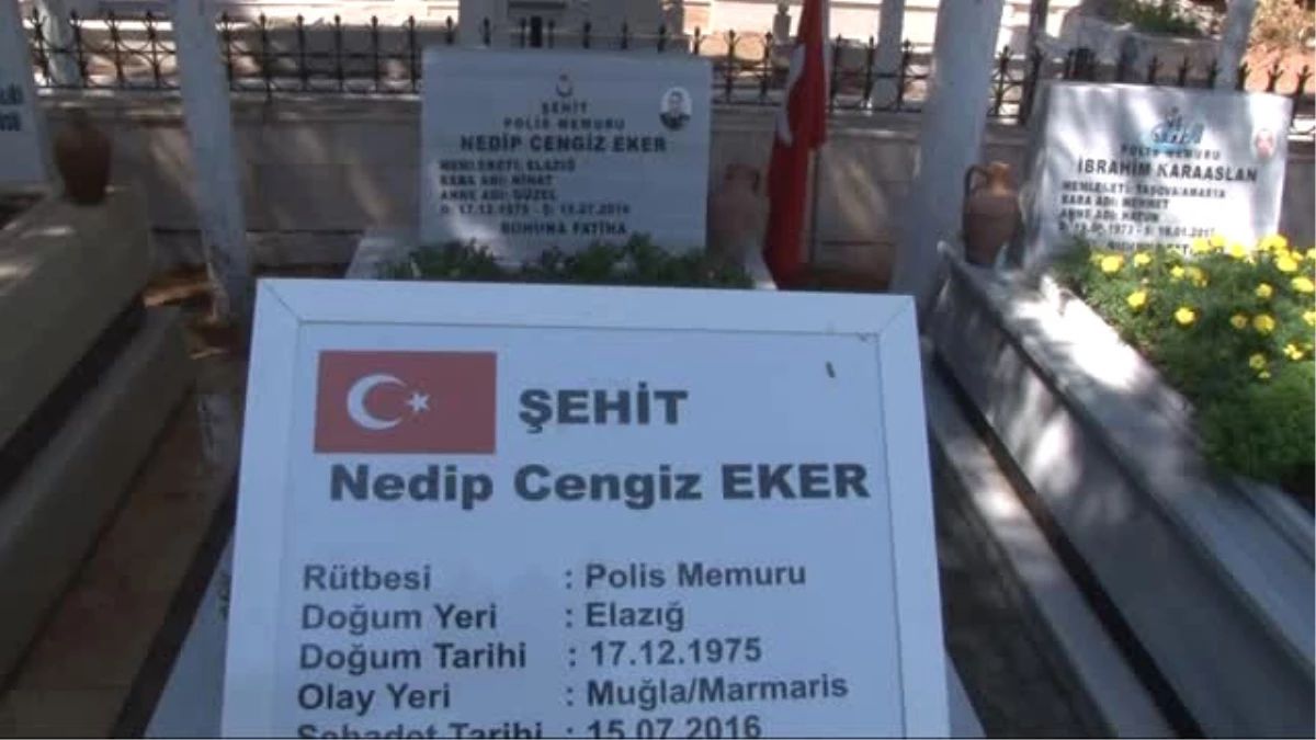 Cumhurbaşkanı Erdoğan\'a Suikast Girişiminde Şehit Olan Polis Mezarı Başında Alındı