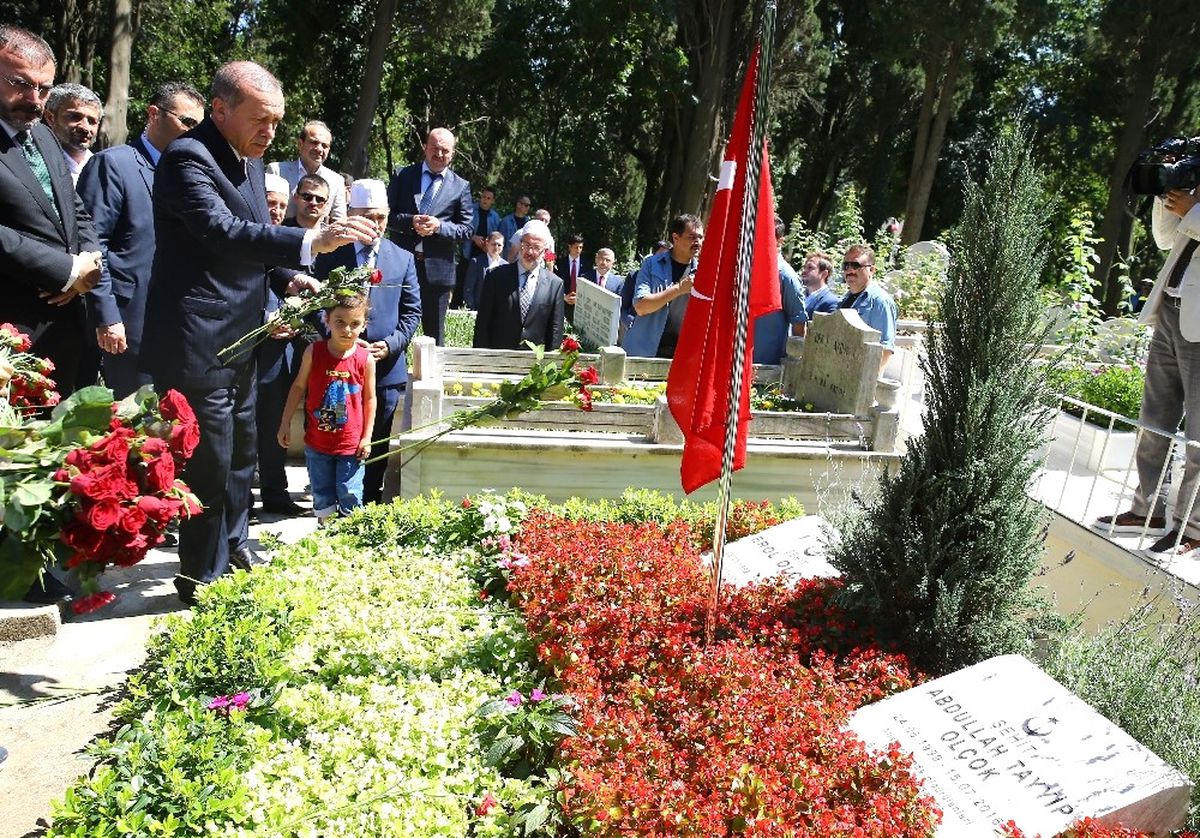 Cumhurbaşkanı Erdoğan, Karacaahmet\'te 15 Temmuz Şehitlerini Ziyaret Etti