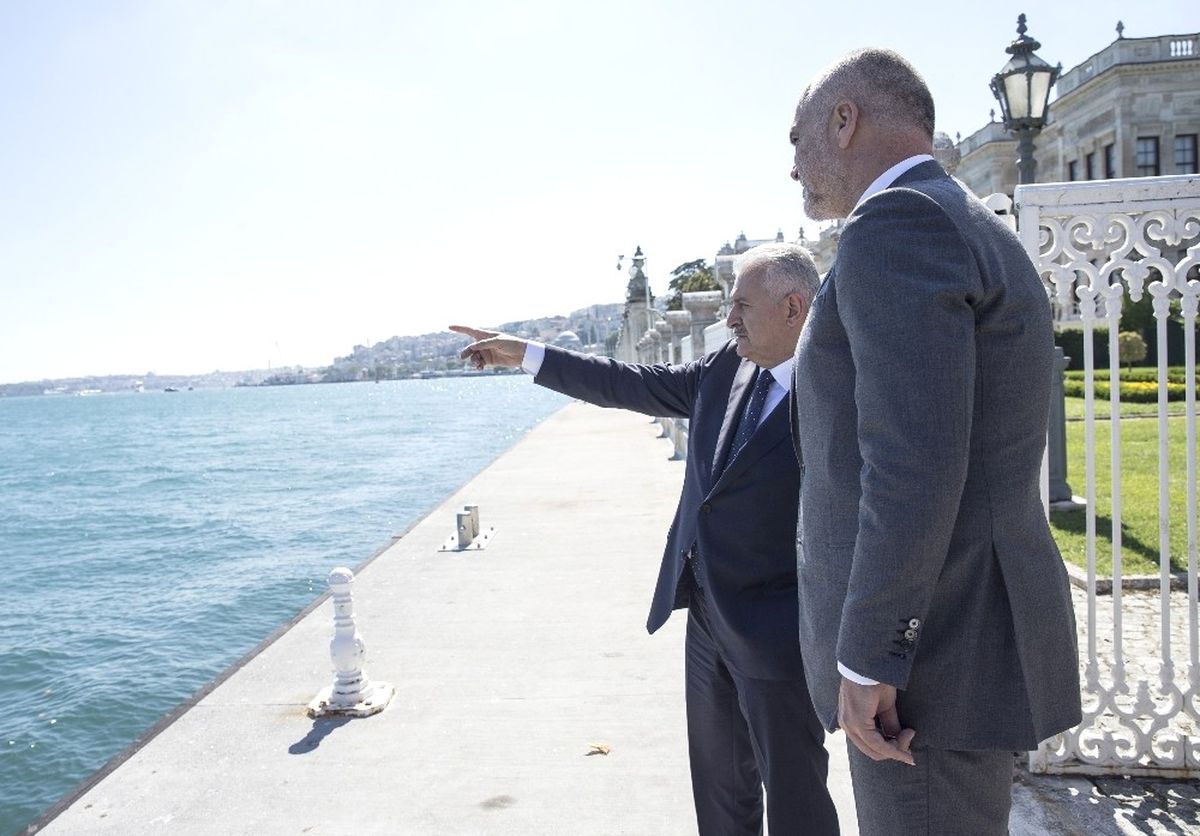 Düzeltme) Başbakan Yıldırım ve Arnavutluk Başbakanı Edi Rama, Dolmabahçe Ofisinin Bahçesinde...