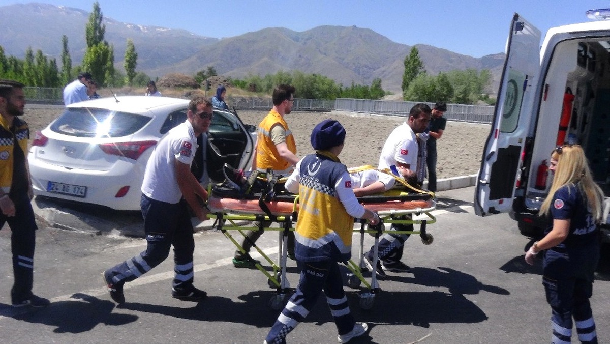Erzincan\'da 2 Otomobil Çarpıştı: 10 Yaralı