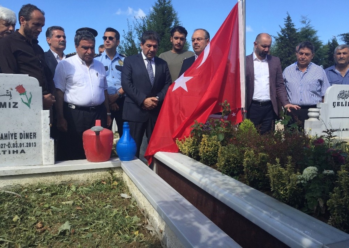 Esenler\'in 15 Temmuz Şehitleri Kabirleri Başında Anıldı