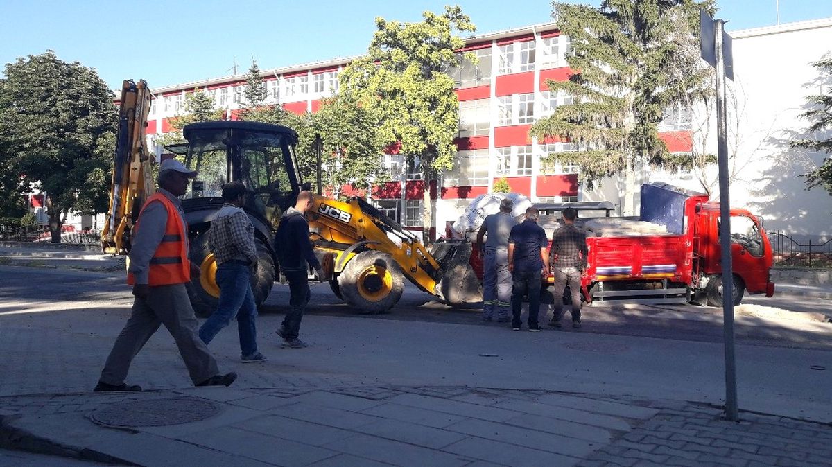 Hafriyat Kamyonu Altyapı Çalışması Alanında Çukura Düştü