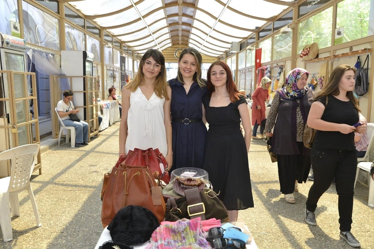 Hanımeli Sokak\'da Sokak Hayvanları Yararına Stant
