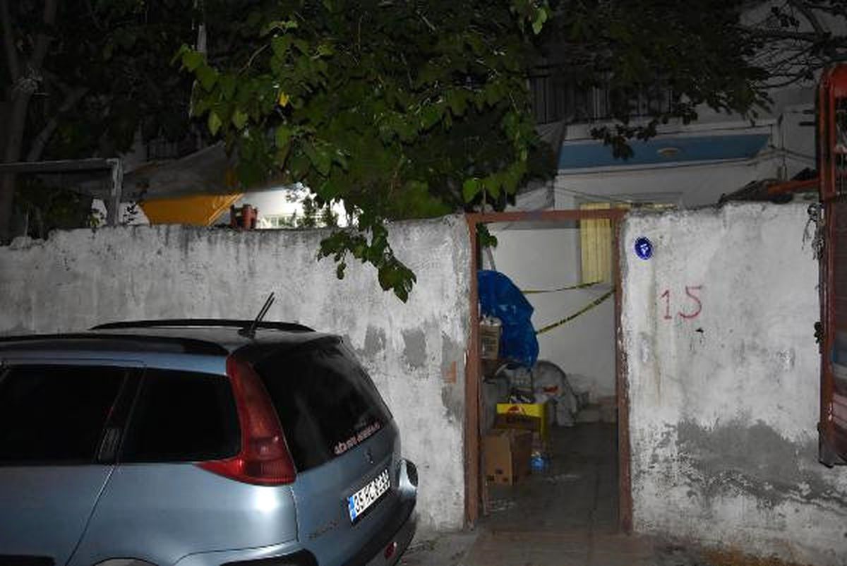 İzmir\'de Bıçaklı Kavga: 1 Ölü, 1 Yaralı