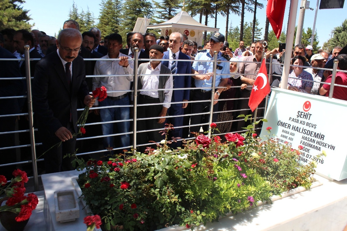 Kahraman Şehit Ömer Halisdemir\'in Mezarına Ziyaret