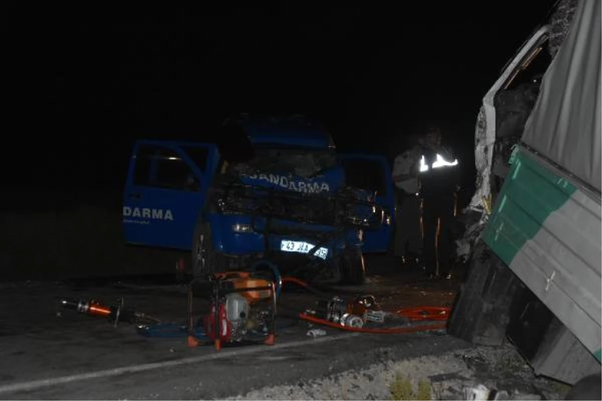 Kütahya\'da Askeri Araç Kaza Yaptı: 1 Şehit, 8 Yaralı