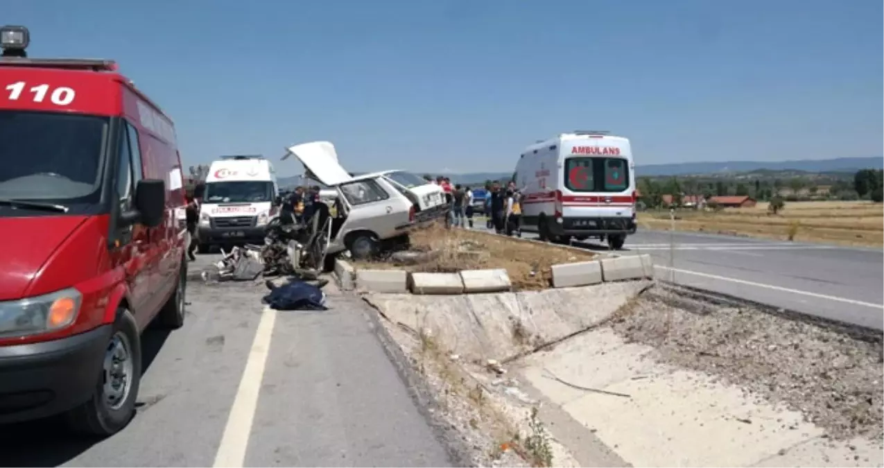 Kütahya\'da Kontrolden Çıkan Araç Refüje Çarptı: 4 Ölü