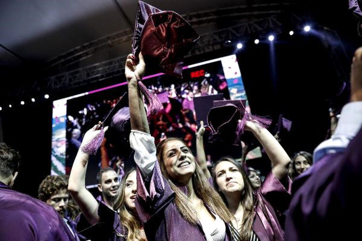 Maltepe Öğrencileri Mezuniyetlerini Hadise Konseri ile Kutladı