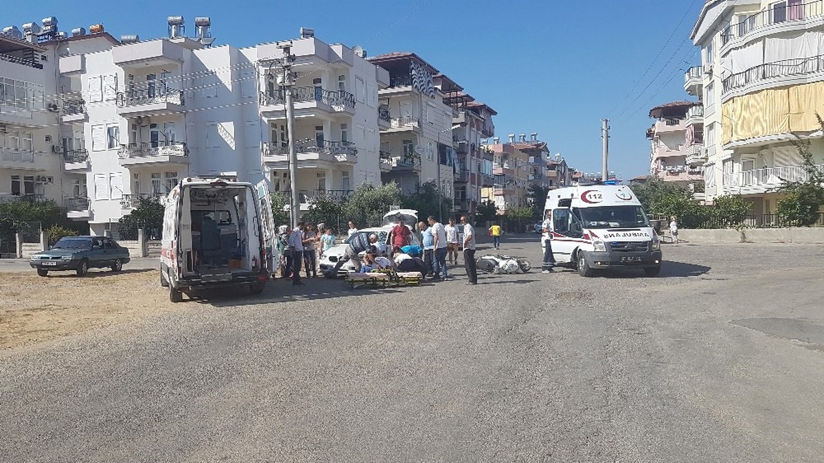 Manavgat\'ta Motosiklet Otomobile Çarptı: 2 Yaralı