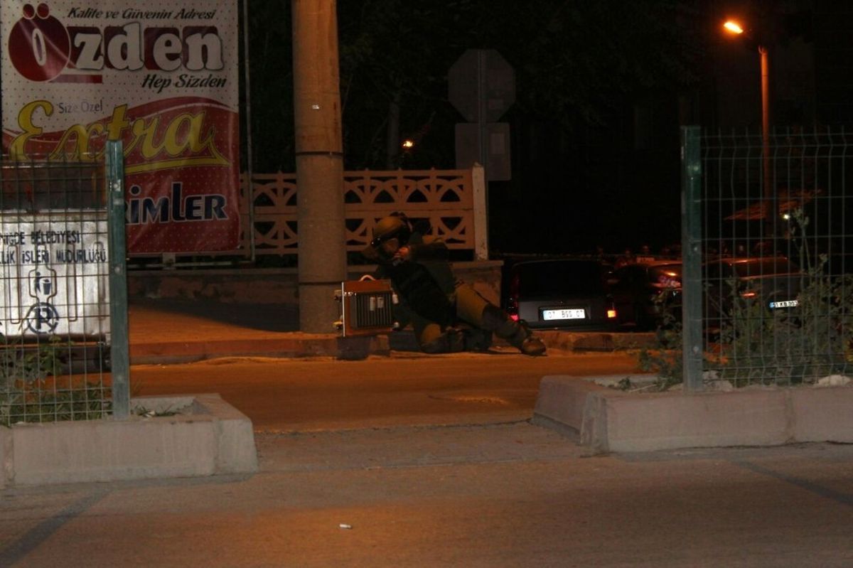 Niğde\'de Bomba İhbarı, Ödev Panosu Çıktı