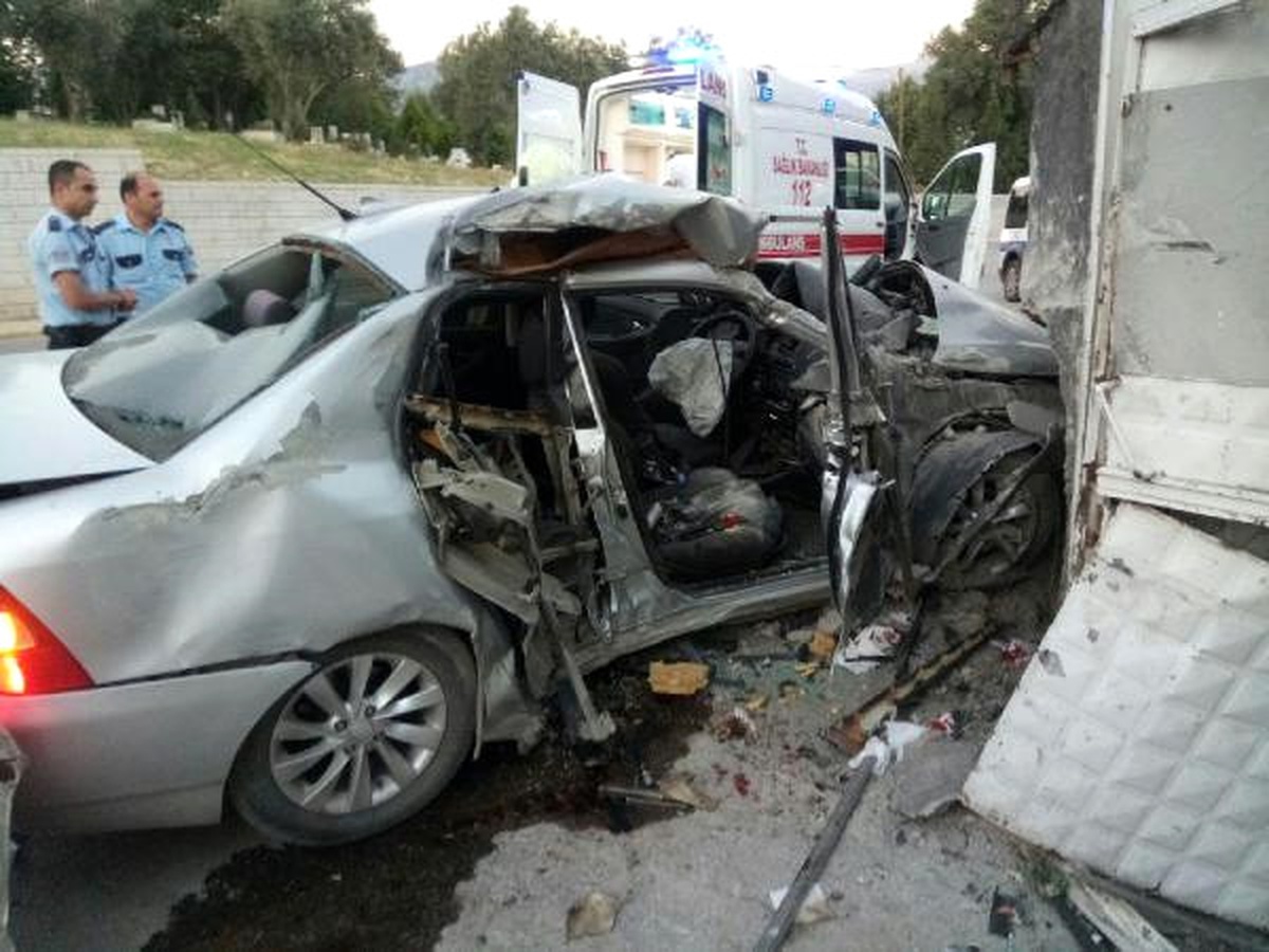 Otomobil Mezarlık Duvarına Çarptı: 1 Ölü, 1 Yaralı