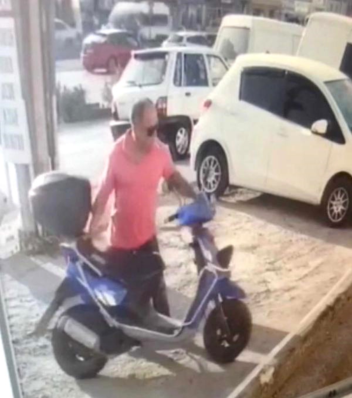 Polis Bu Görüntüden Motosiklet Hırsızını Arıyor.