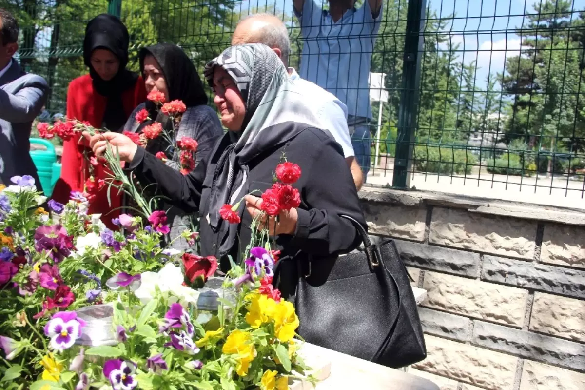 Şehit Annesi Oğlunun Mezarında "Evladım" Diyerek Ağladı