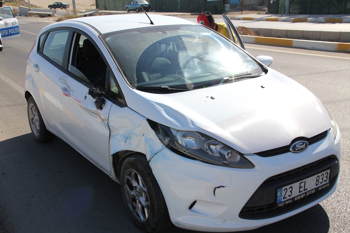 Serik\'te Otomobille Motosiklet Çarpıştı: 1 Yaralı