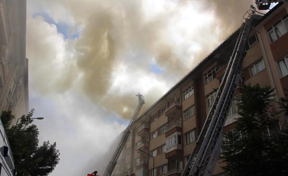 Sivas\'ta Korkutan Yangın; 4 Apartmanın Çatısı Kül Oldu