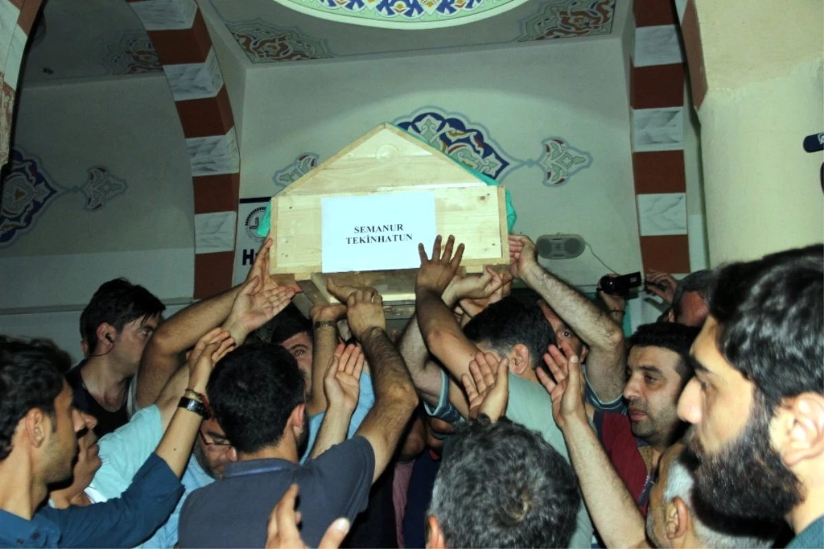 Trafik Kazasında Ölen Öğrenciler Diyarbakır\'da Defnedildi
