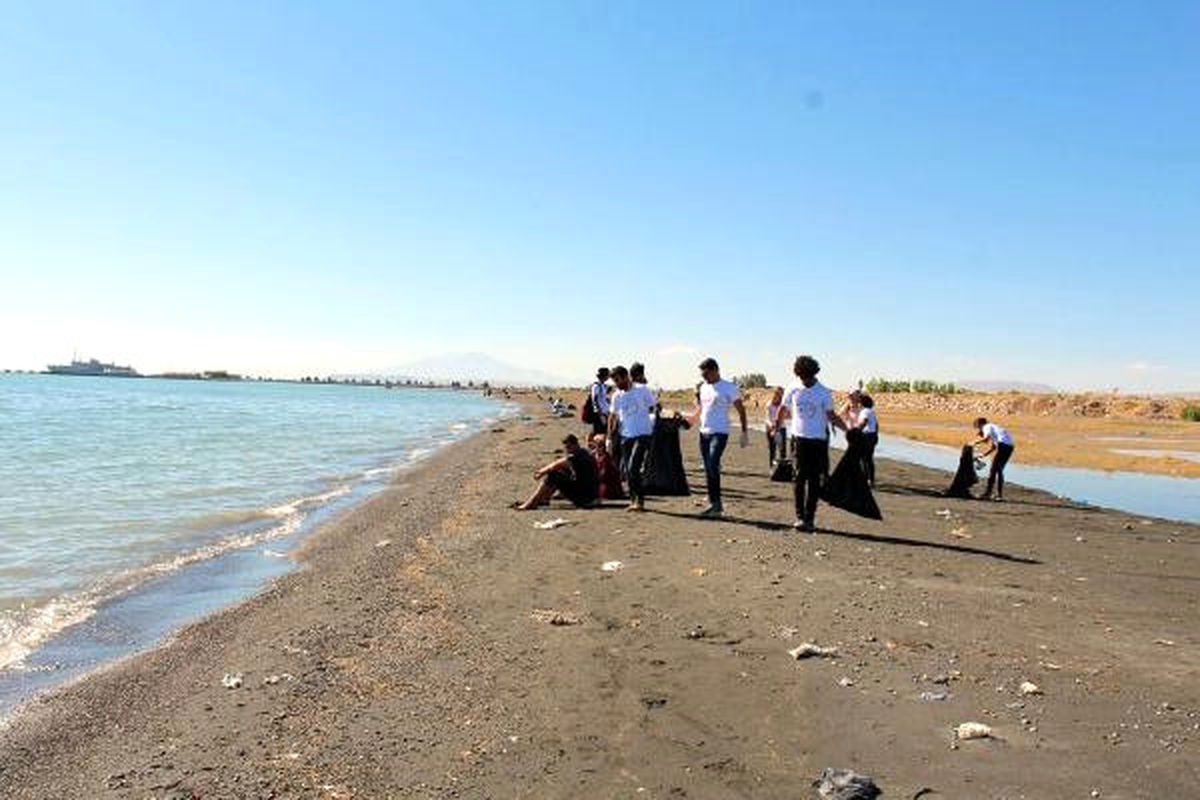 Van Ahbap Platformu\'ndan Van Gölü\'nde Çevre Temizliği