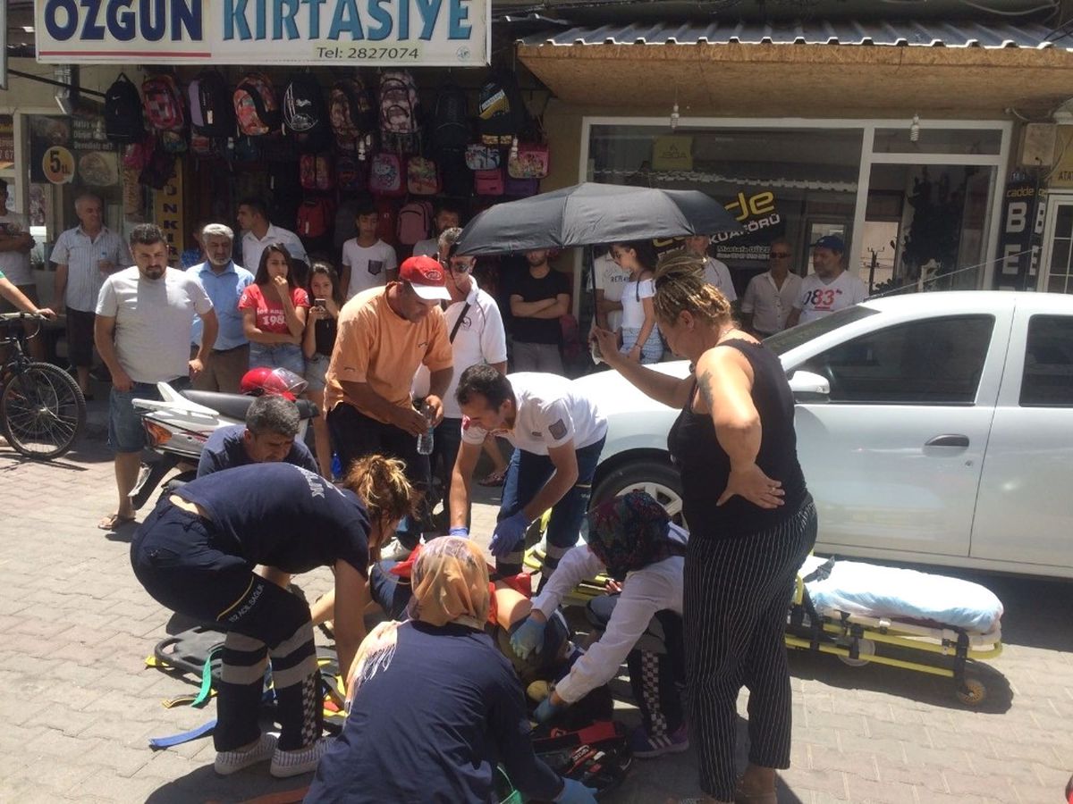 Yaralıyı Güneşten Korumak İçin Şemsiyeyle Başında Bekledi