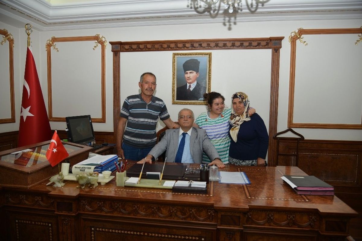 Zeliha, Düğününe Katılan Vali Şentürk\'ün Elini Öptü