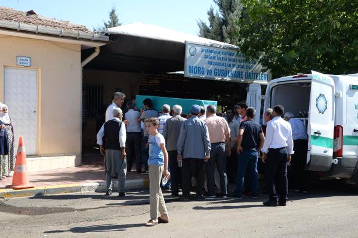 3 Askeri Şehit Edip İntihar Eden Er Başer Toprağa Verildi
