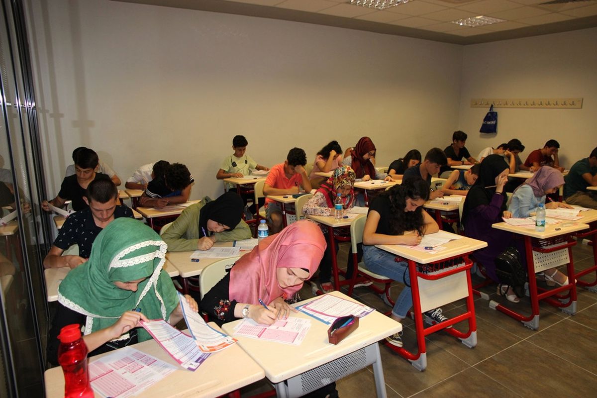 Akademi Lise Olmak İçin Sınava Giriyorlar
