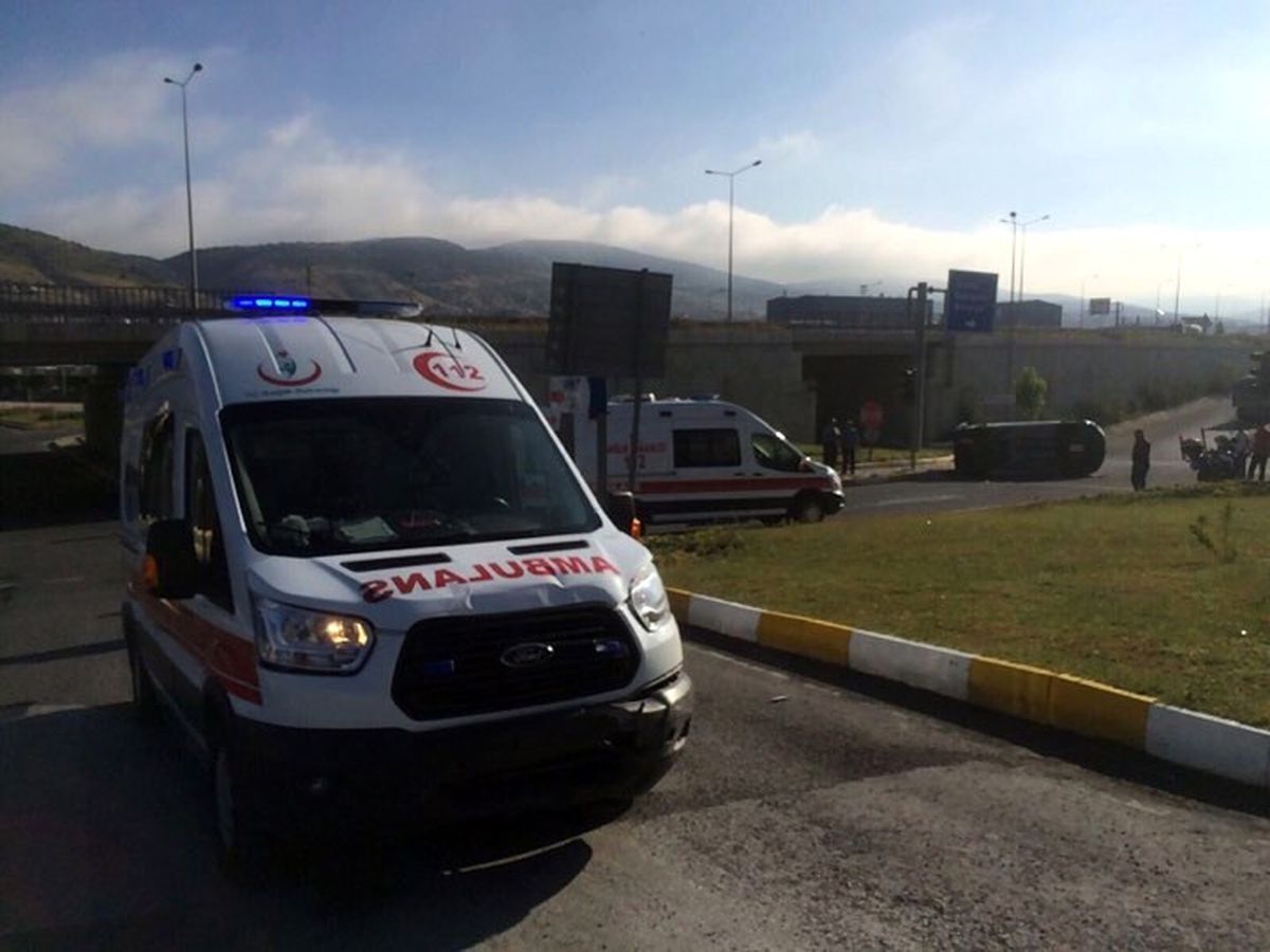 Ambulansla Kamyonet Çarpıştı: 1 Yaralı