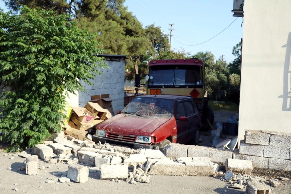 Antalya\'da Akaryakıt Tankeri Evin Bahçesine Daldı