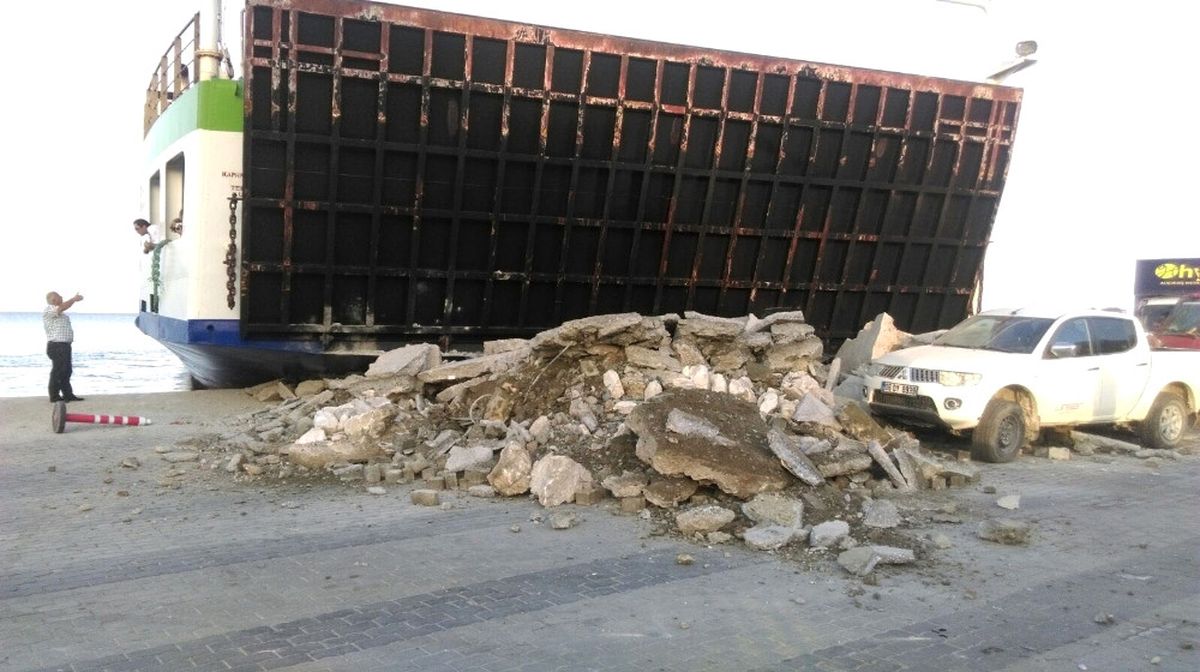 Arabalı Vapur Iskeleye Çarptı