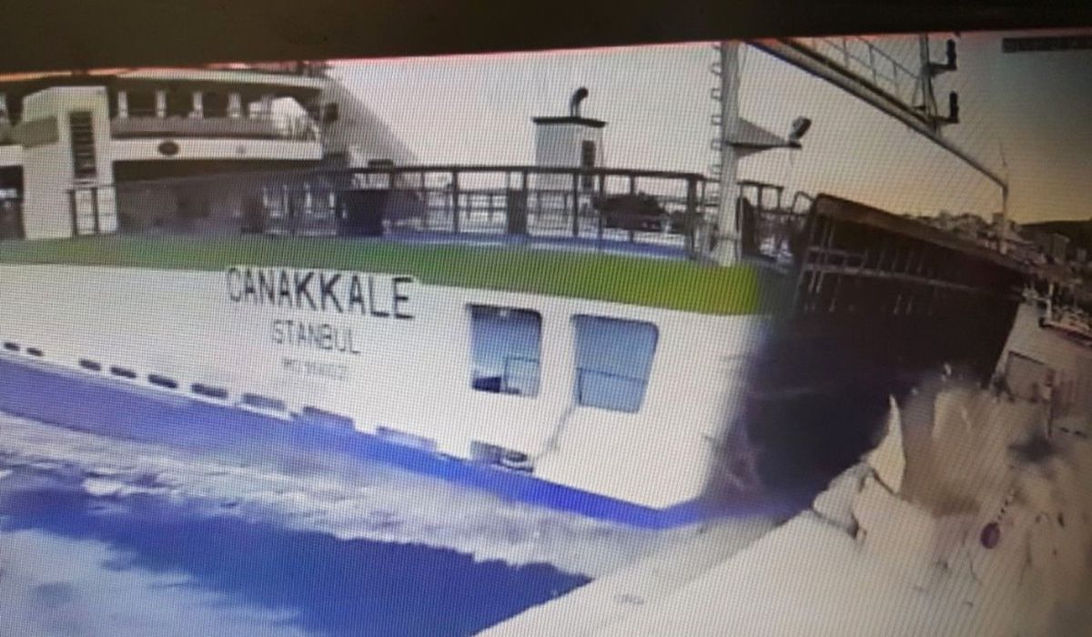 Arabalı Vapur İskeleye Çarptı
