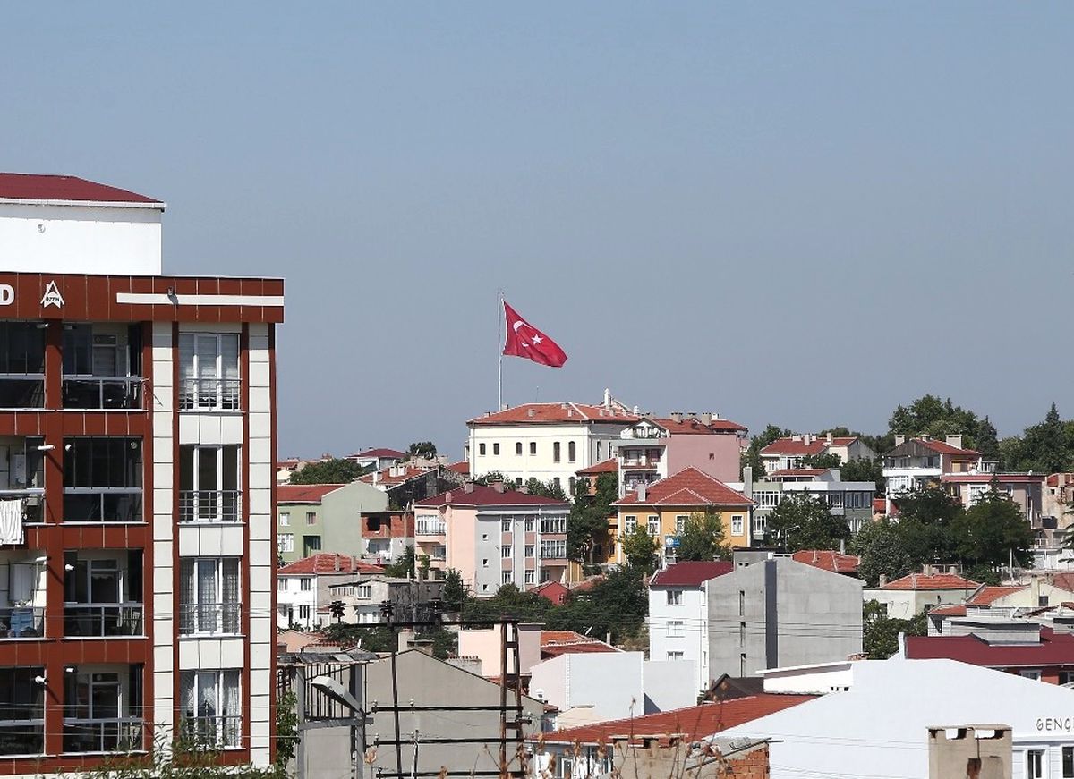Atatürk Evi\'ne Dev Türk Bayrağı