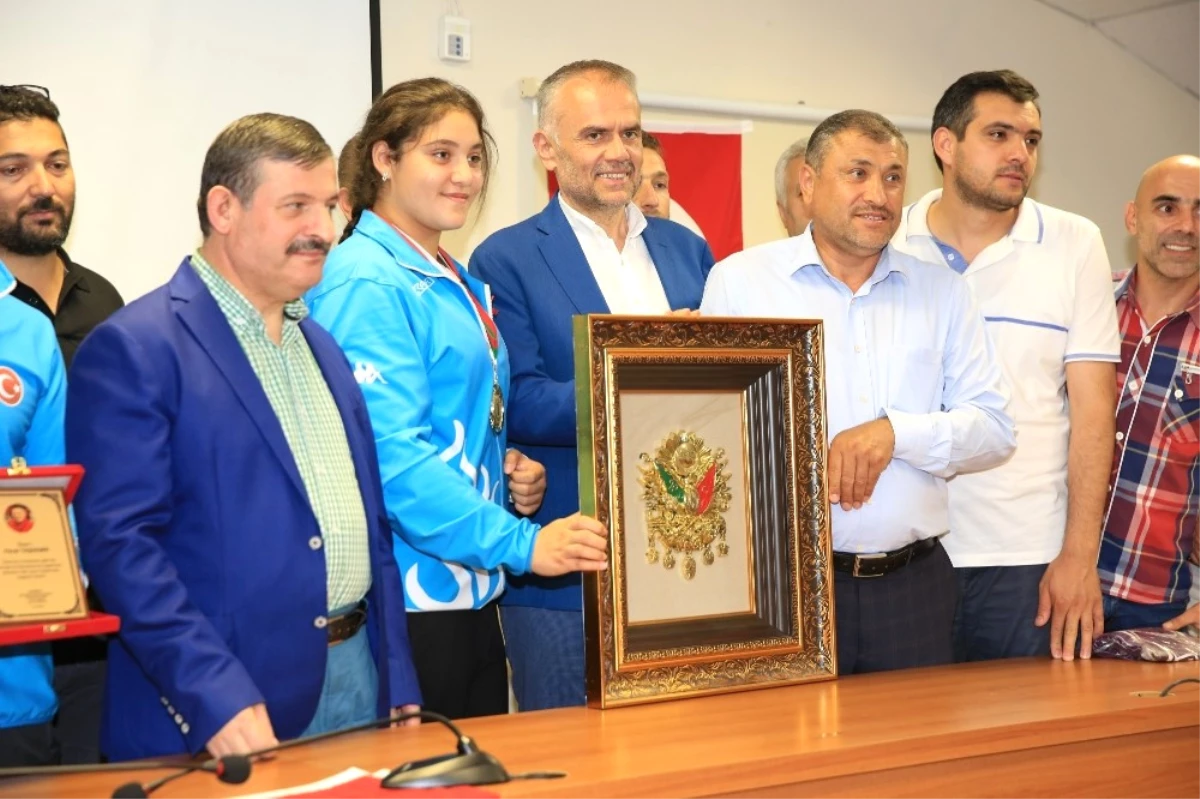 Avrupa Şampiyonu Büşra, Türk Bayrağını Dalgalandırdı