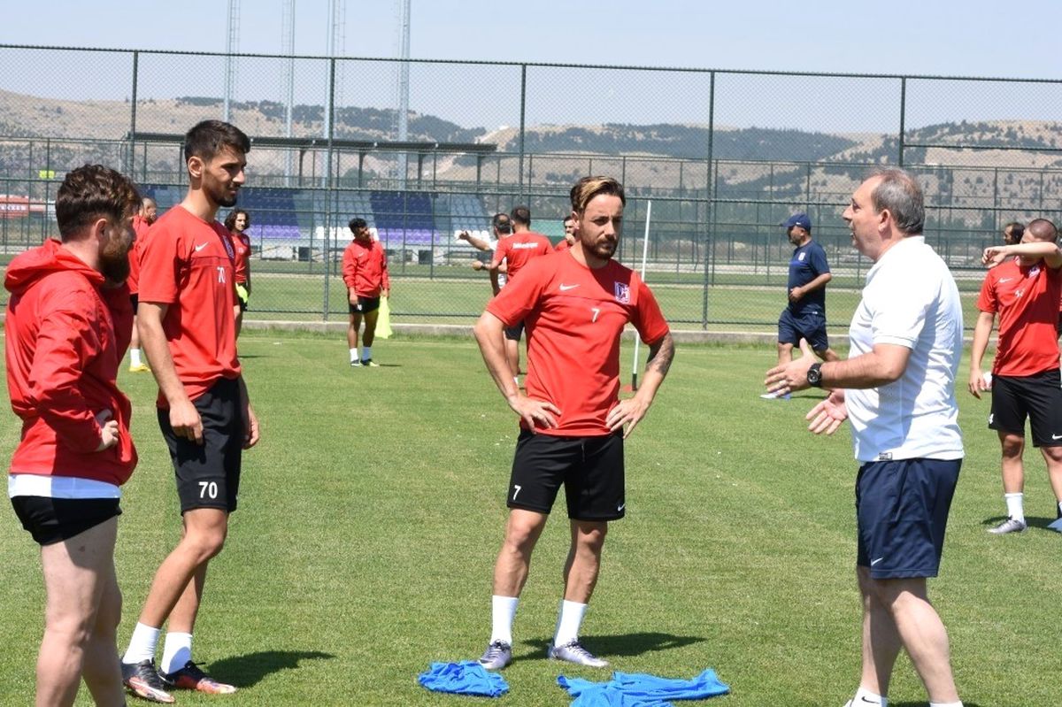 Balıkesirspor\'un Afyon Kampı Başladı