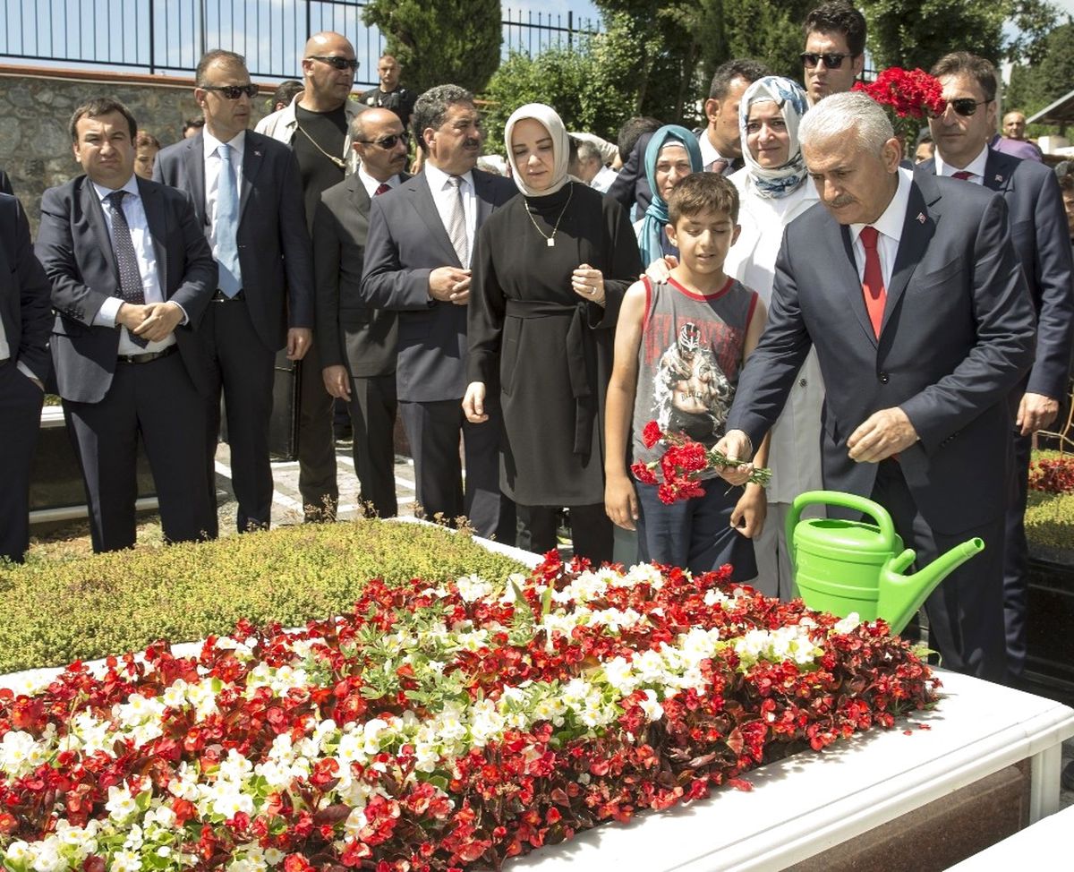 Basbakan Yıldırım\'dan 15 Temmuz Şehitleri\'nin Kabirlerine Ziyaret