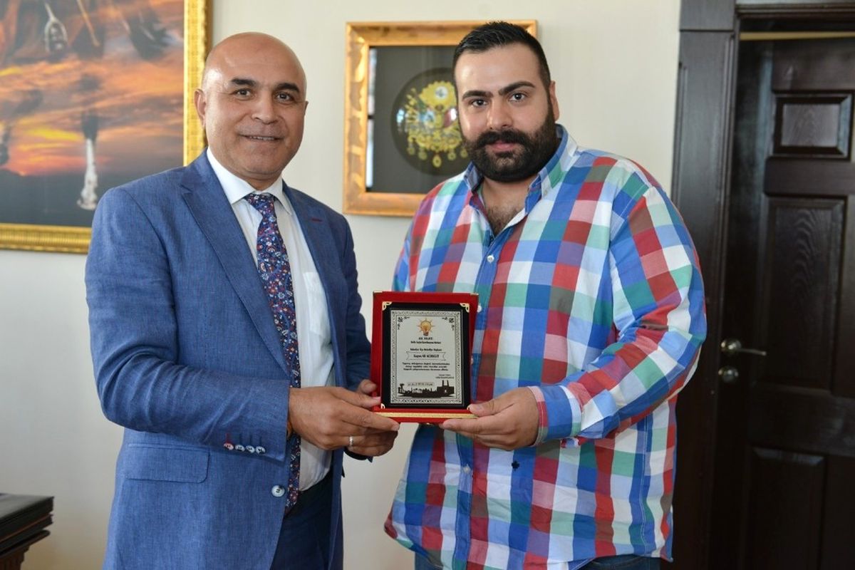 Başkan Korkut\'a Berlin Teşkilatından Plaket
