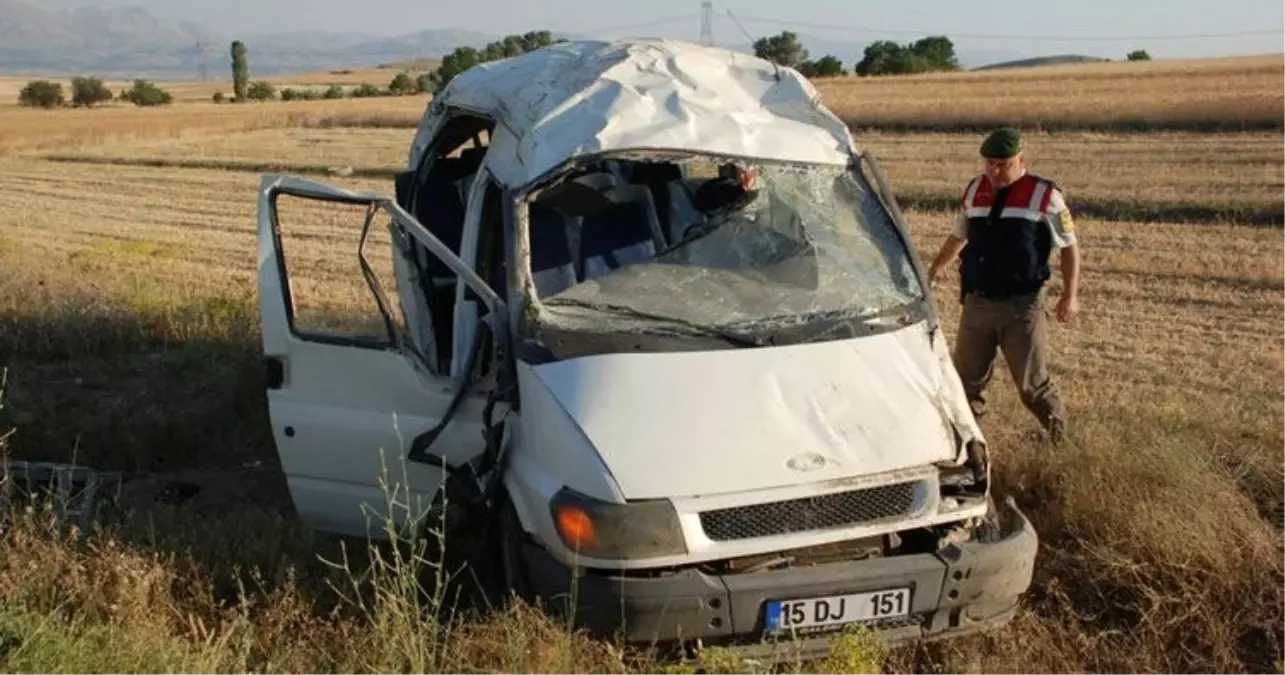 Burdur\'da İşçi Servisi Devrildi: 9 Yaralı