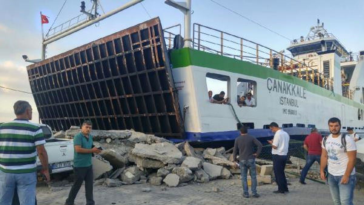 Çanakkale\' Feribotu, Marmara Adası\'nda İskeleye Çarptı