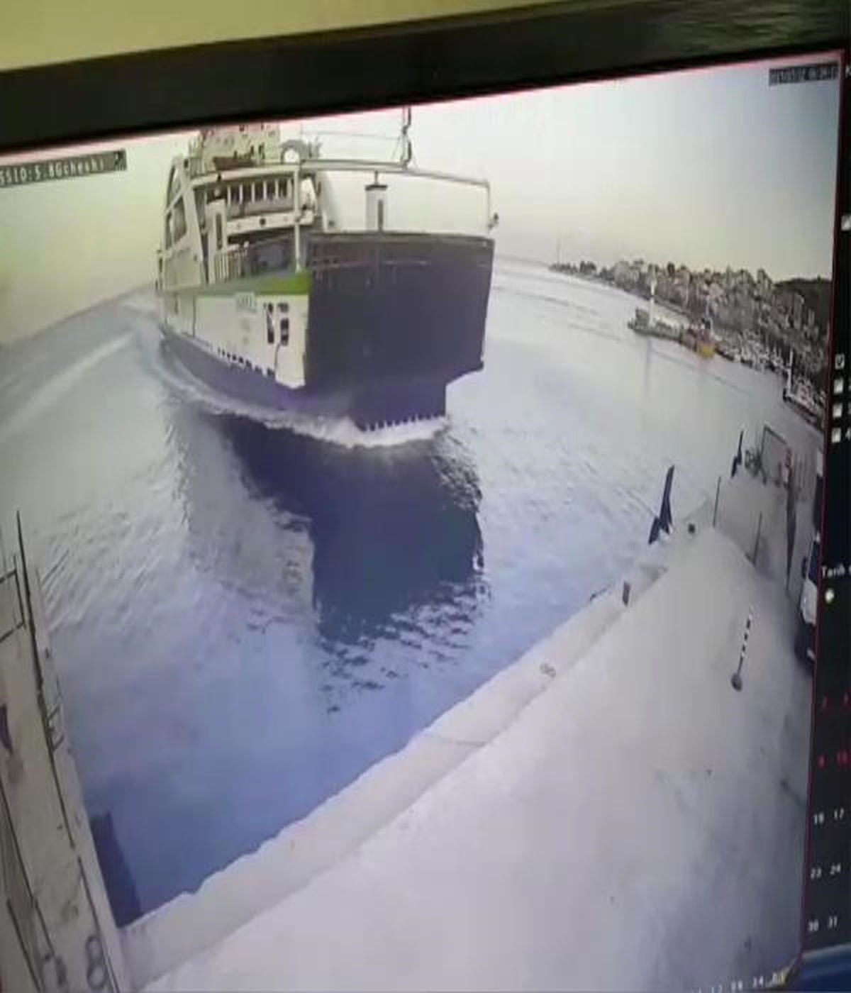 Çanakkale\' Feribotu, Marmara Adası\'nda İskeleye Çarptı (2)