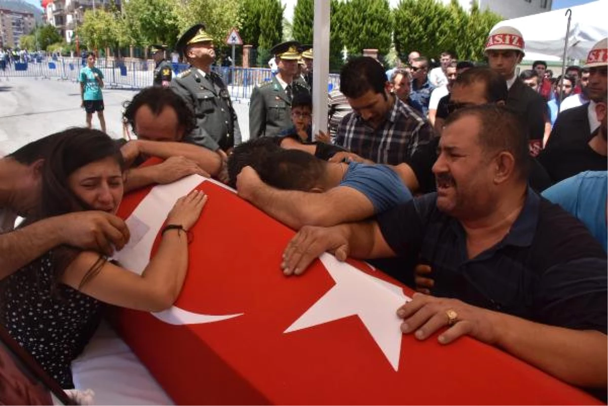 Cinnet Getiren Erin Şehit Ettiği 2 Asker, İzmir\'de Toprağa Verildi