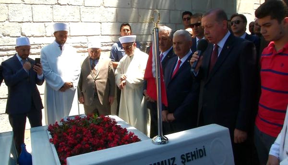 Cumhurbaşkanı Erdoğan 15 Temmuz Şehitleri İçin Kuran Okudu