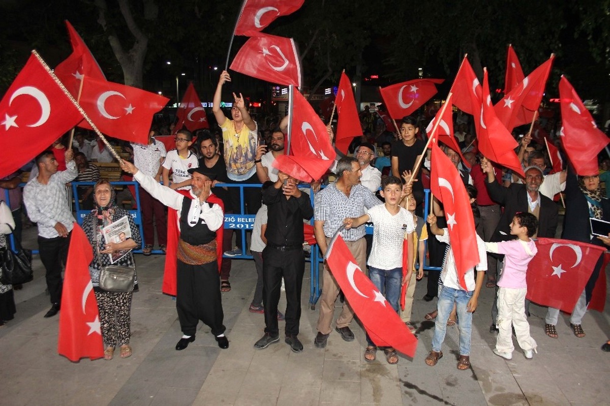 Elazığ\'da Demokrasi Nöbeti Tutulmaya Başlandı