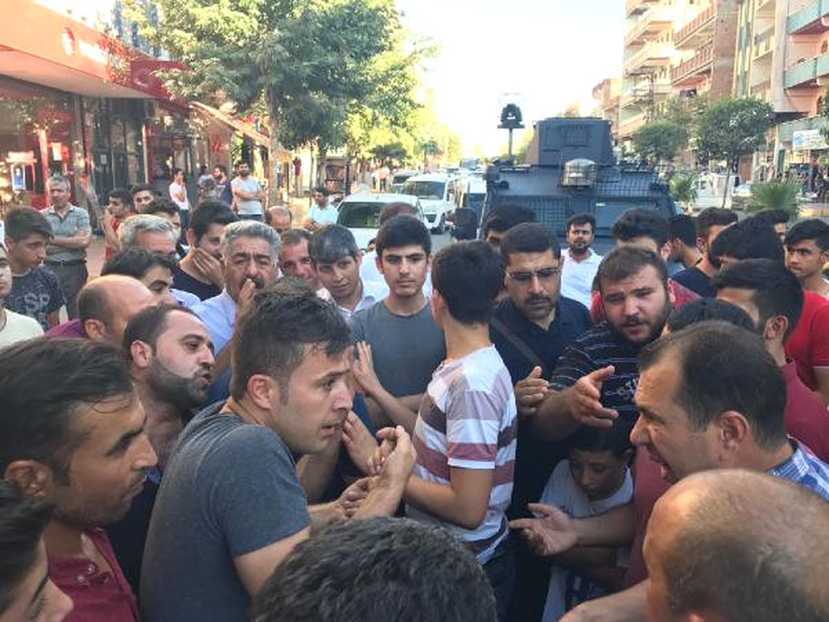 Elektrik Kesintilerine Tepki Gösteren Mahalleli, Dedaş Personellerini Rehin Aldı