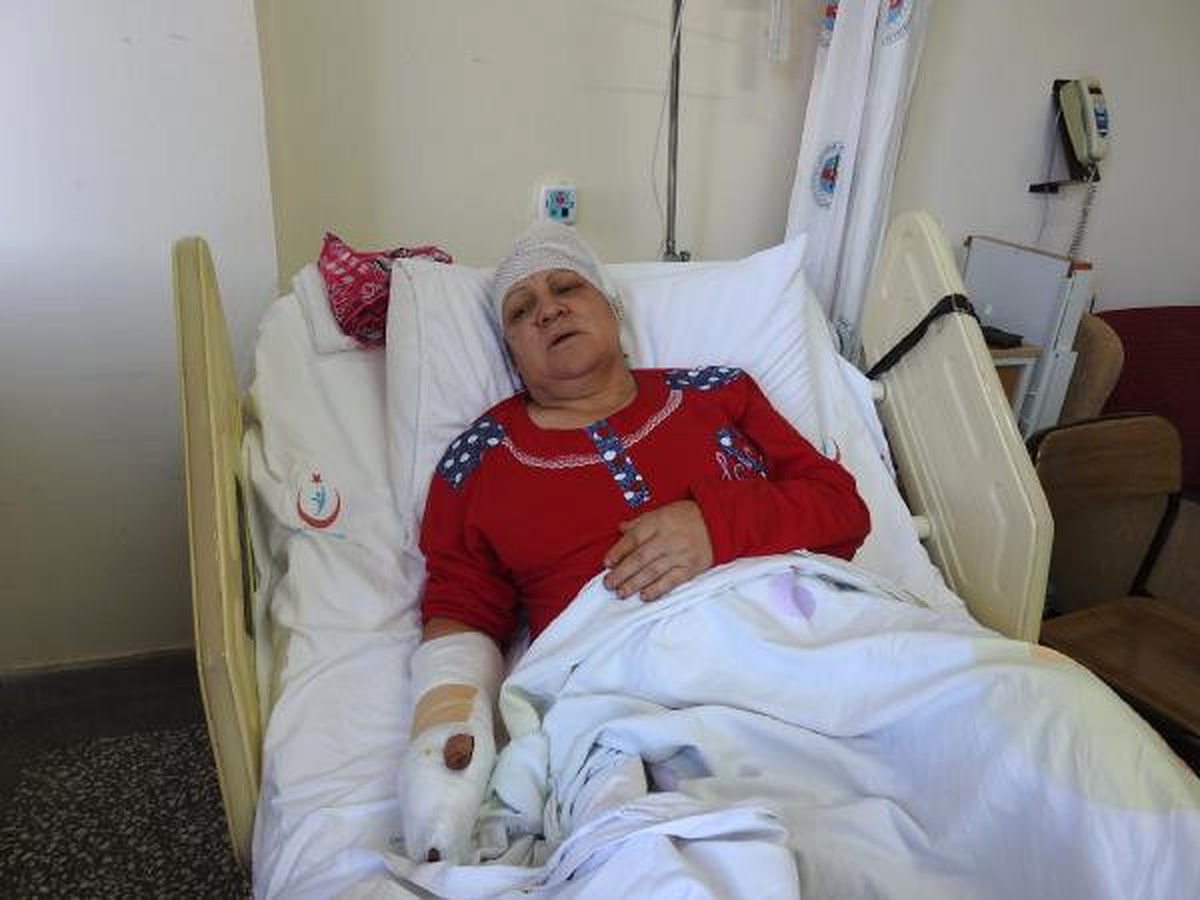 Eşinin Başına Nacakla Vurup Ağır Yaraladı