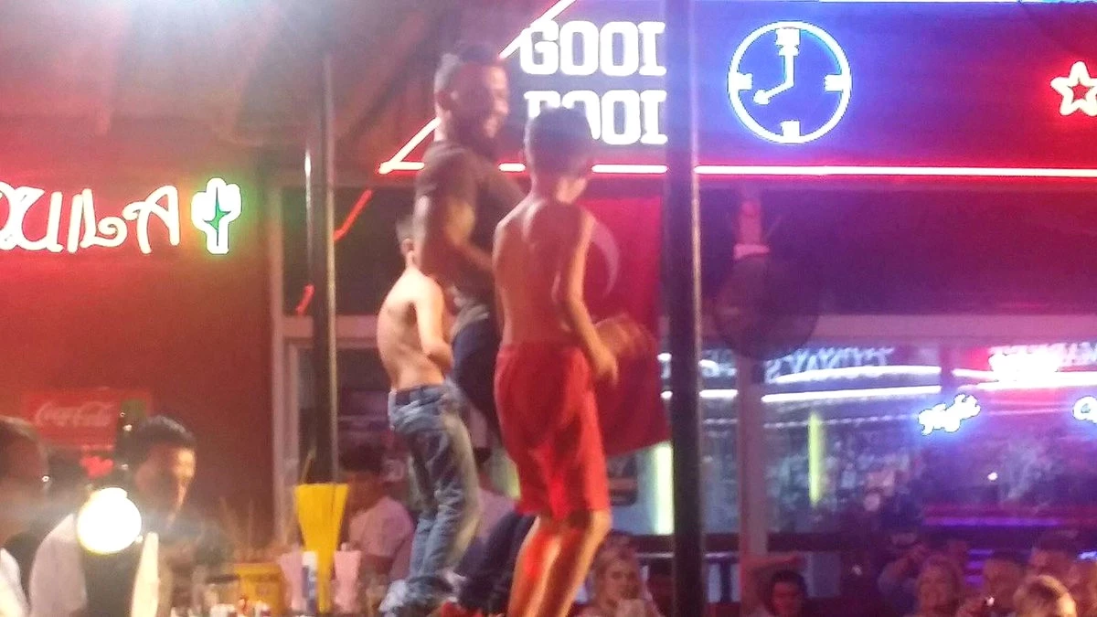 Fethiye\'de Rezalet! Küçücük Erkek Çocukları, Barın Üstünde Dans Ettirdiler